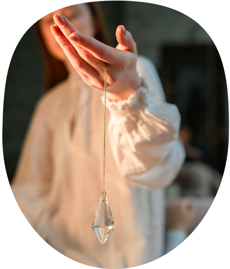 Kyvadlo je nástroj intuitivní práce a energetické diagnostiky. Pomáhá nahlédnout do situací, ve kterých si nejsme jistí, a získat větší jasno v rozhodování. Práce s kyvadlem.