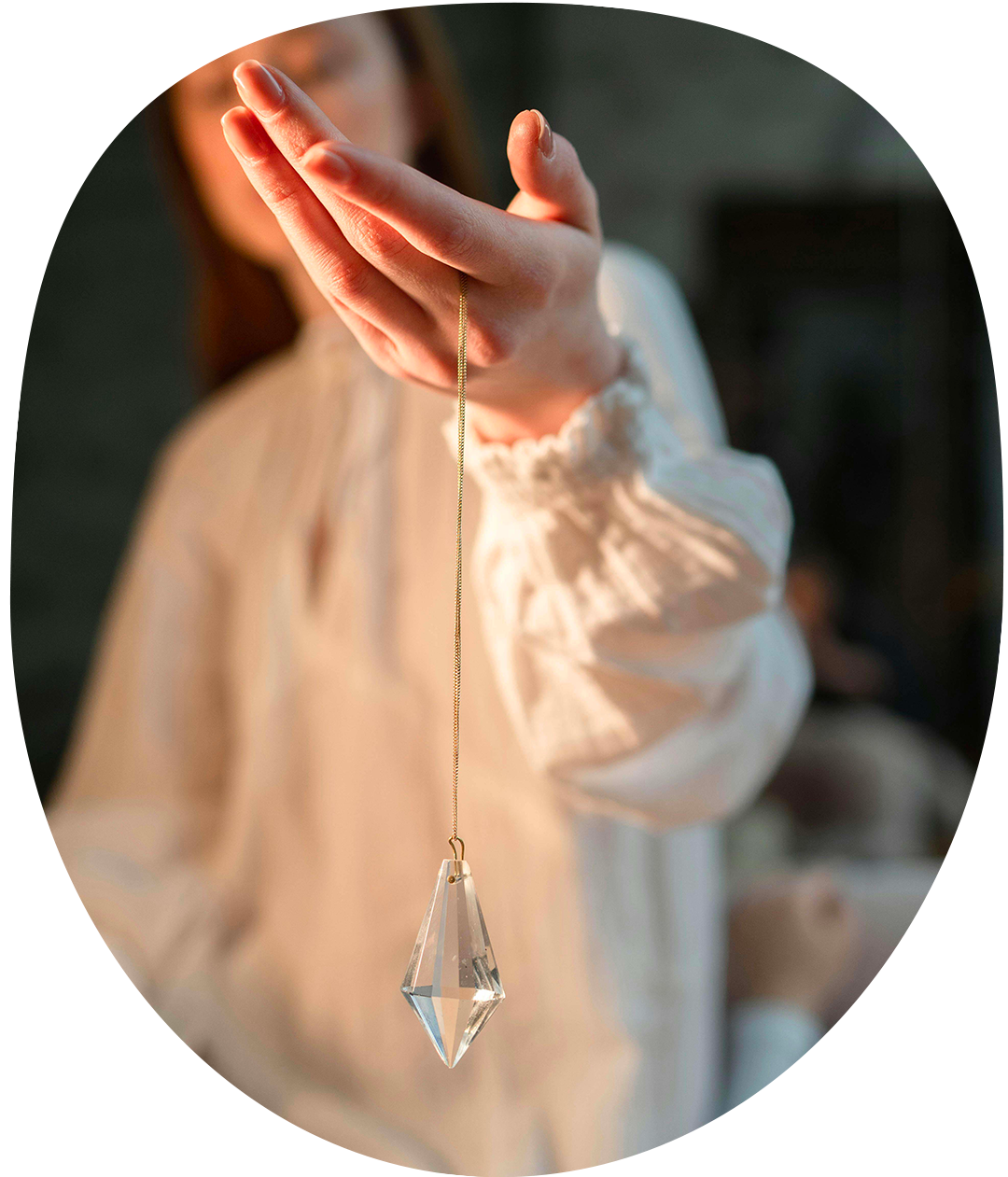 Kyvadlo je nástroj intuitivní práce a energetické diagnostiky. Pomáhá nahlédnout do situací, ve kterých si nejsme jistí, a získat větší jasno v rozhodování. Práce s kyvadlem.