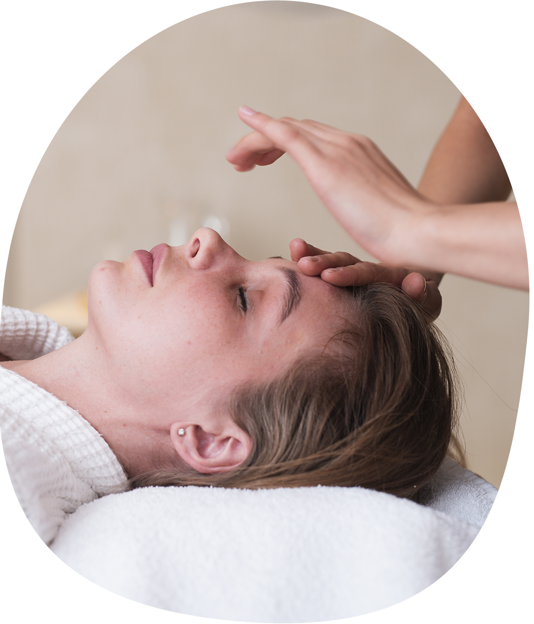 Imara Reiki je hlubší forma energetické terapie, která pracuje s jemnějšími a intenzivnějšími úrovněmi energie. Zaměřuje se na uvolnění hluboko uložených bloků, starých vzorců a emočních zátěží, které mohou ovlivňovat naši rovnováhu a životní směr.