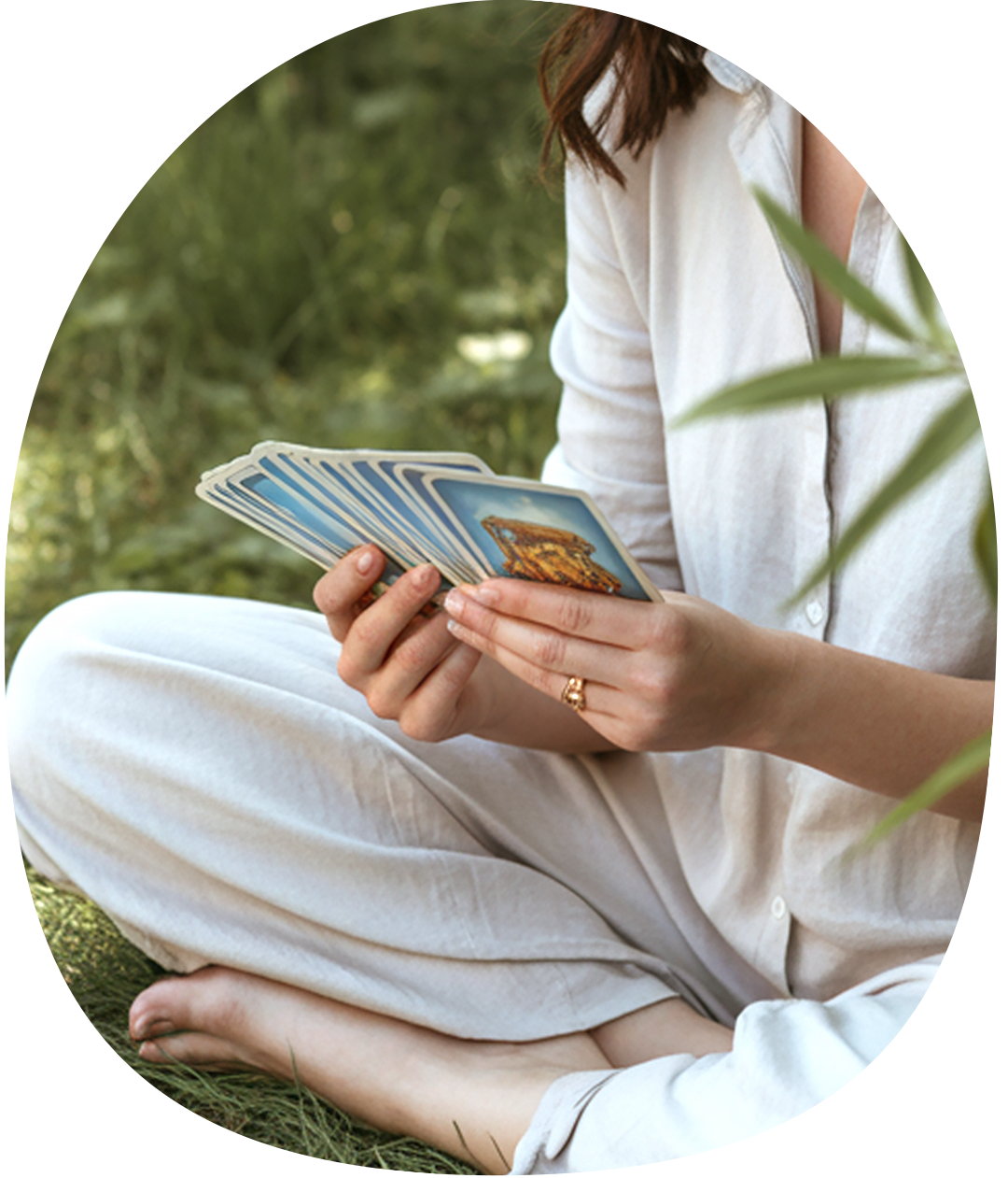 Tarotové karty je nástroj sebepoznání a vhledu do aktuální životní situace. Pomáhá nahlédnout pod povrch událostí, pochopit souvislosti a uvidět možnosti, které nejsou na první pohled zřejmé.